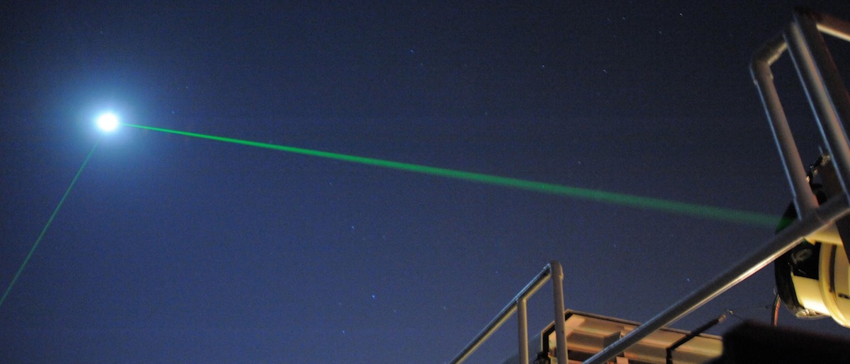 Laser vert pointer vers le ciel