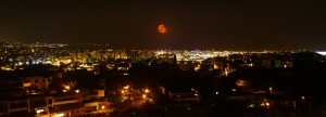 Lune rousse au-dessus de Nice