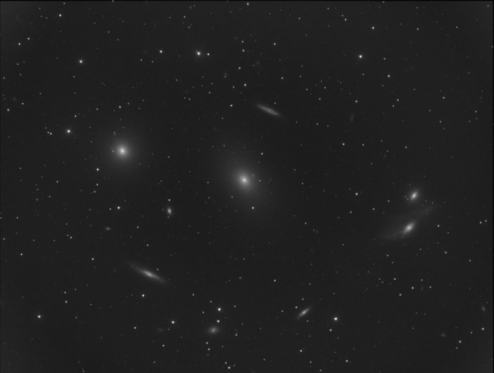 M 84 (gauche), M 86 (centre), les Yeux (NGC 4435-4438, droite) dans la chaîne de Markarian