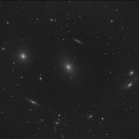 M 84 (gauche), M 86 (centre), les Yeux (NGC 4435-4438, droite) dans la chaîne de Markarian