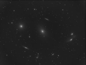 M 84 (gauche), M 86 (centre), les Yeux (NGC 4435-4438, droite) dans la chaîne de Markarian