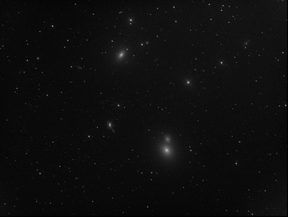 Messier 59 (en haut à gauche) et Messier 60 (en bas à droite)