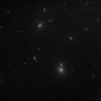 Messier 59 (en haut à gauche) et Messier 60 (en bas à droite)