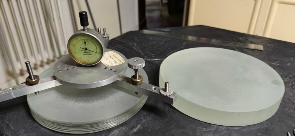 Miroir de Bernard 2 et son disque outil sur lequel est posé un sphéromètre.