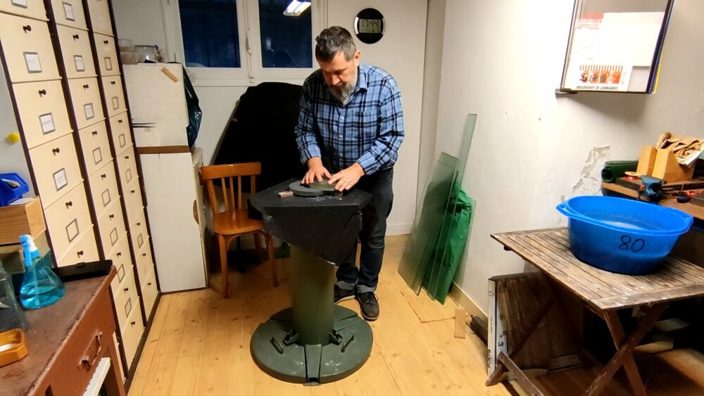 Yves derrière le pied colonne en train d'ébaucher le miroir.